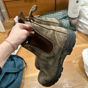 Brown Bludstone classic Chelsea boot. Size 8.